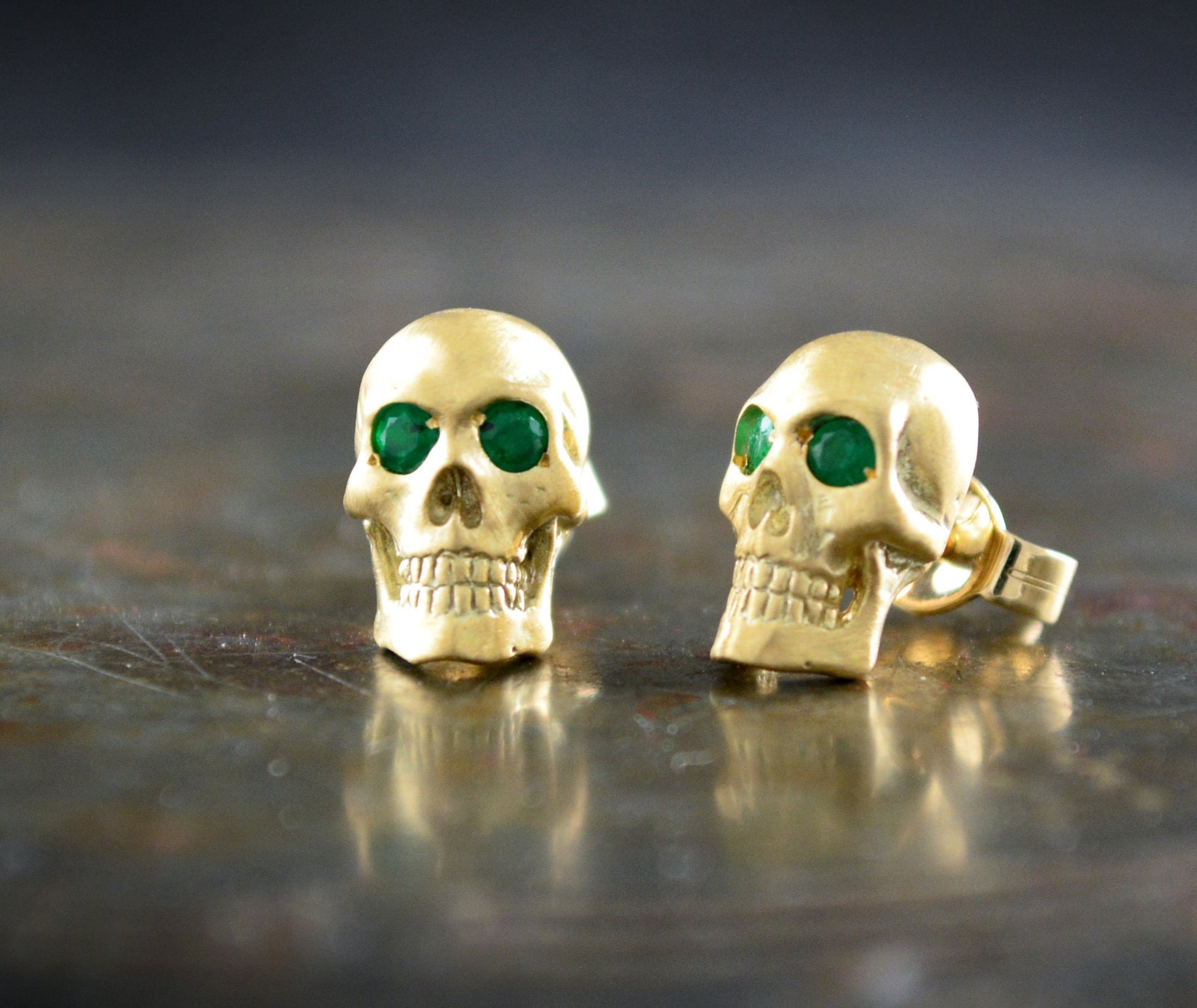 Pendiente pequeño de calavera en oro sólido para hombre y mujer - D´Cast