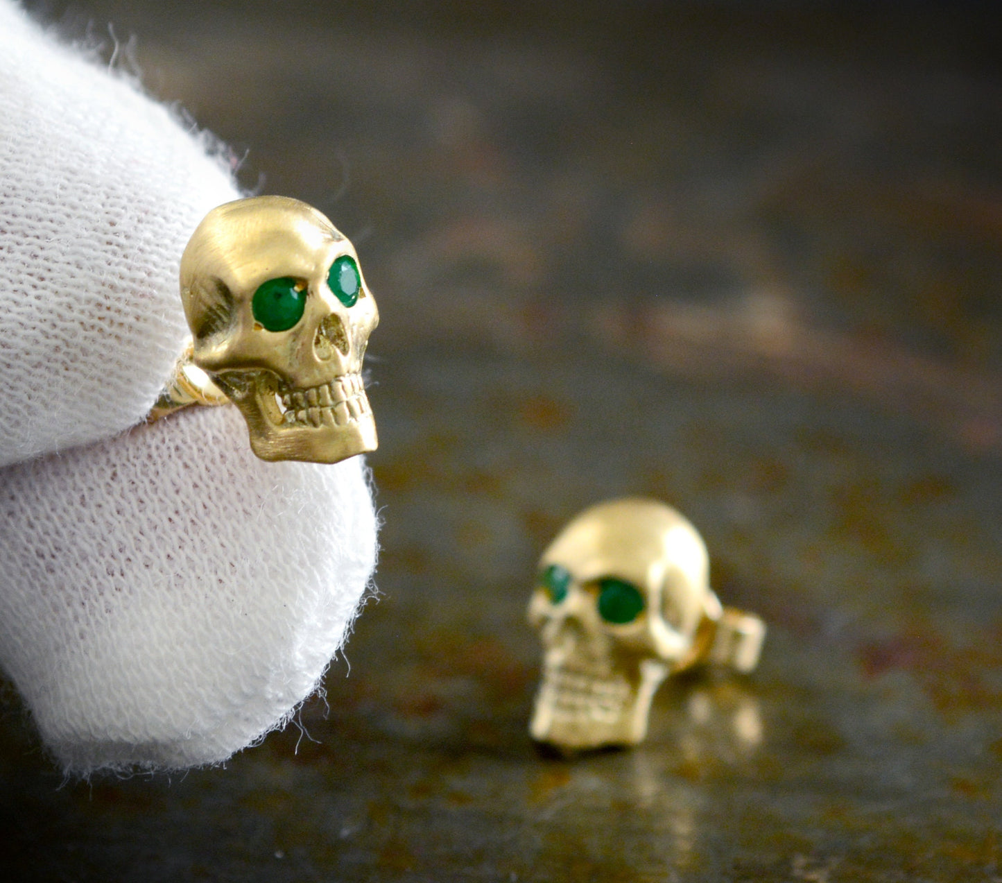 Pendiente pequeño de calavera en oro sólido para hombre y mujer - D´Cast