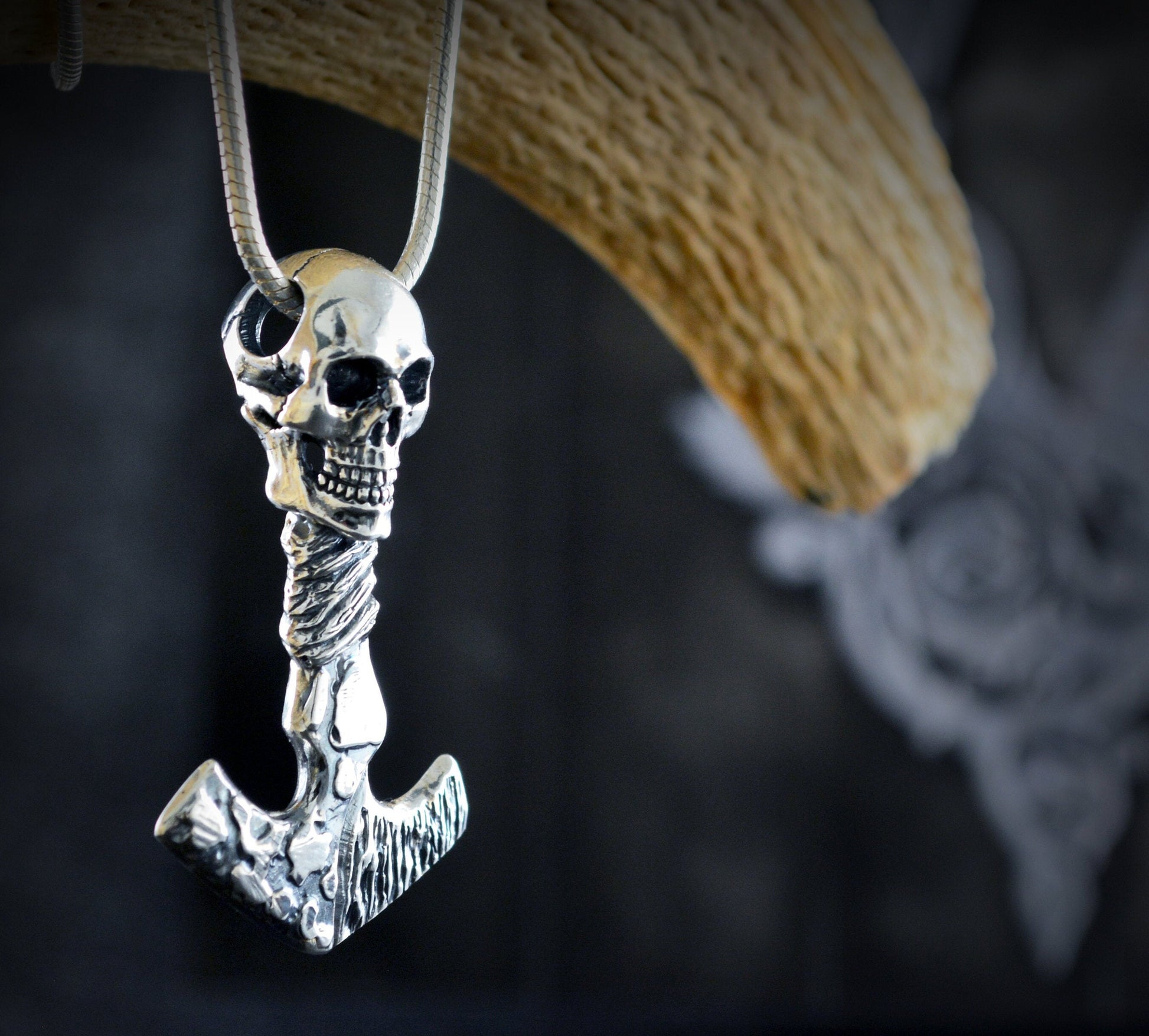 Colgante vikingo Mjolnir y calavera con texturas martilladas y oxidadas - D´Cast