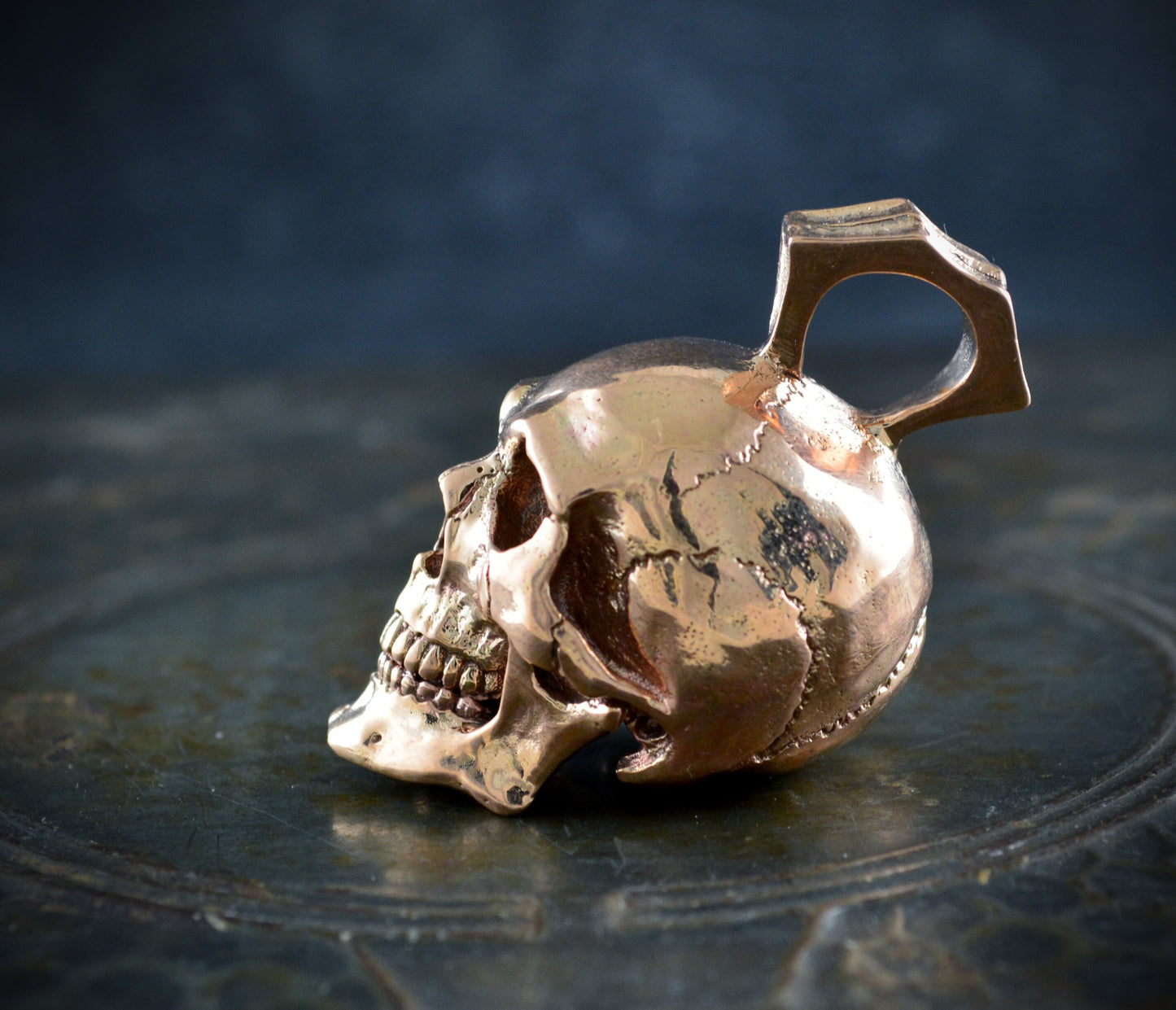 Gran colgante calavera hecho a mano en bronce, Colgante Memento mori - D´Cast