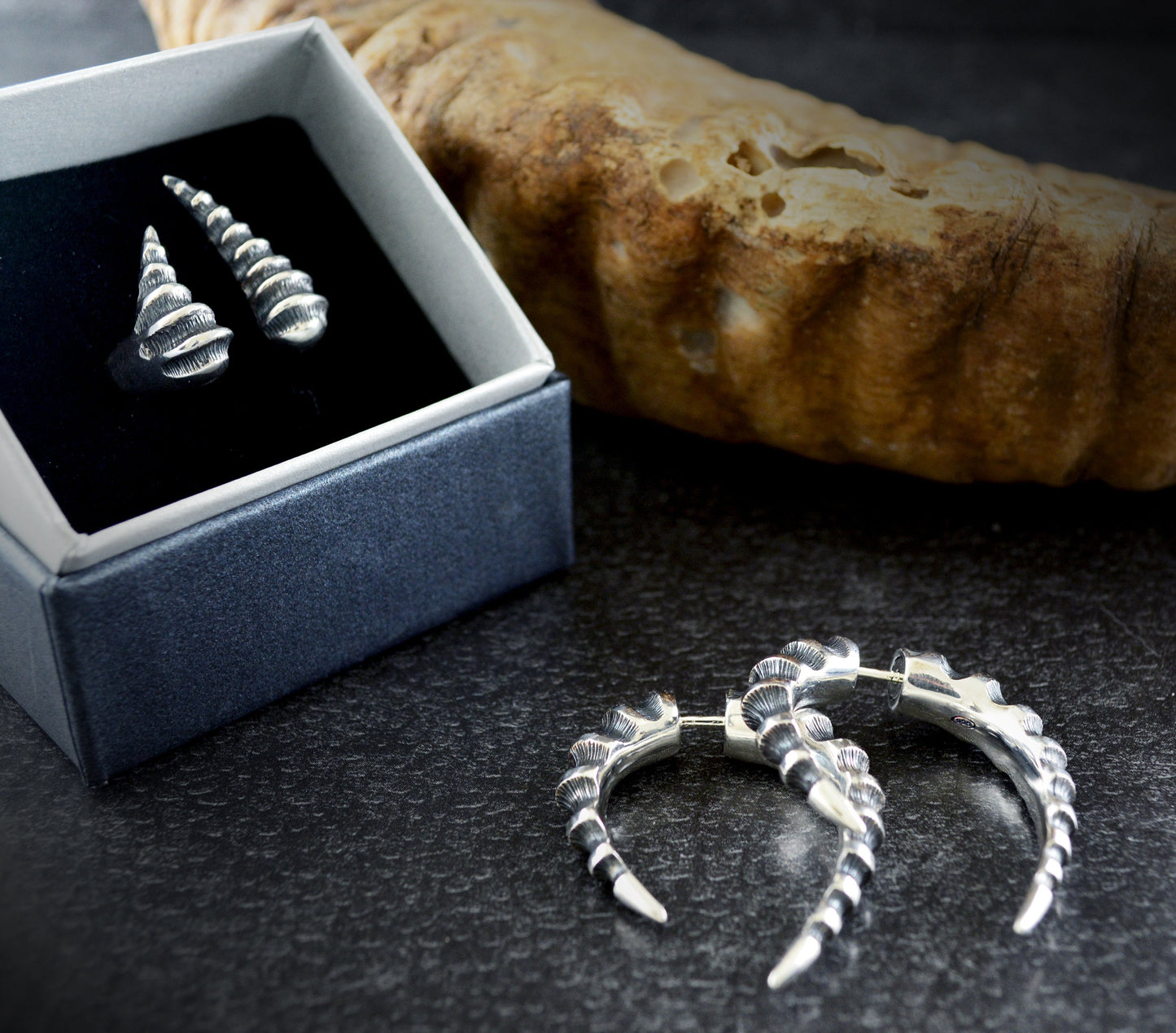 Conjunto anillo y pendientes cuerno de dragón hecho a mano en plata de ley - D´Cast