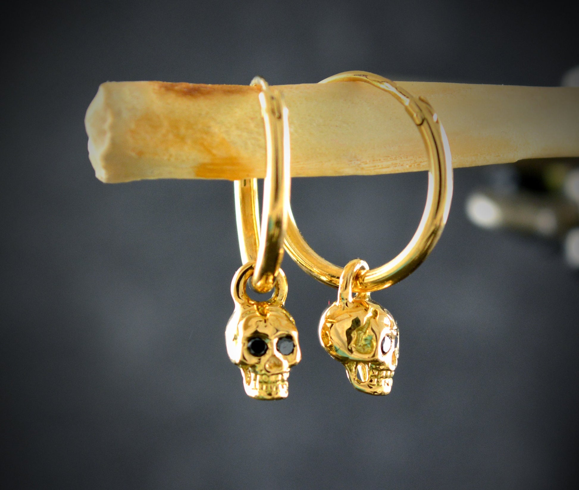 Aros calavera diminuta de oro 14k y 18k para hombre y mujer - D´Cast