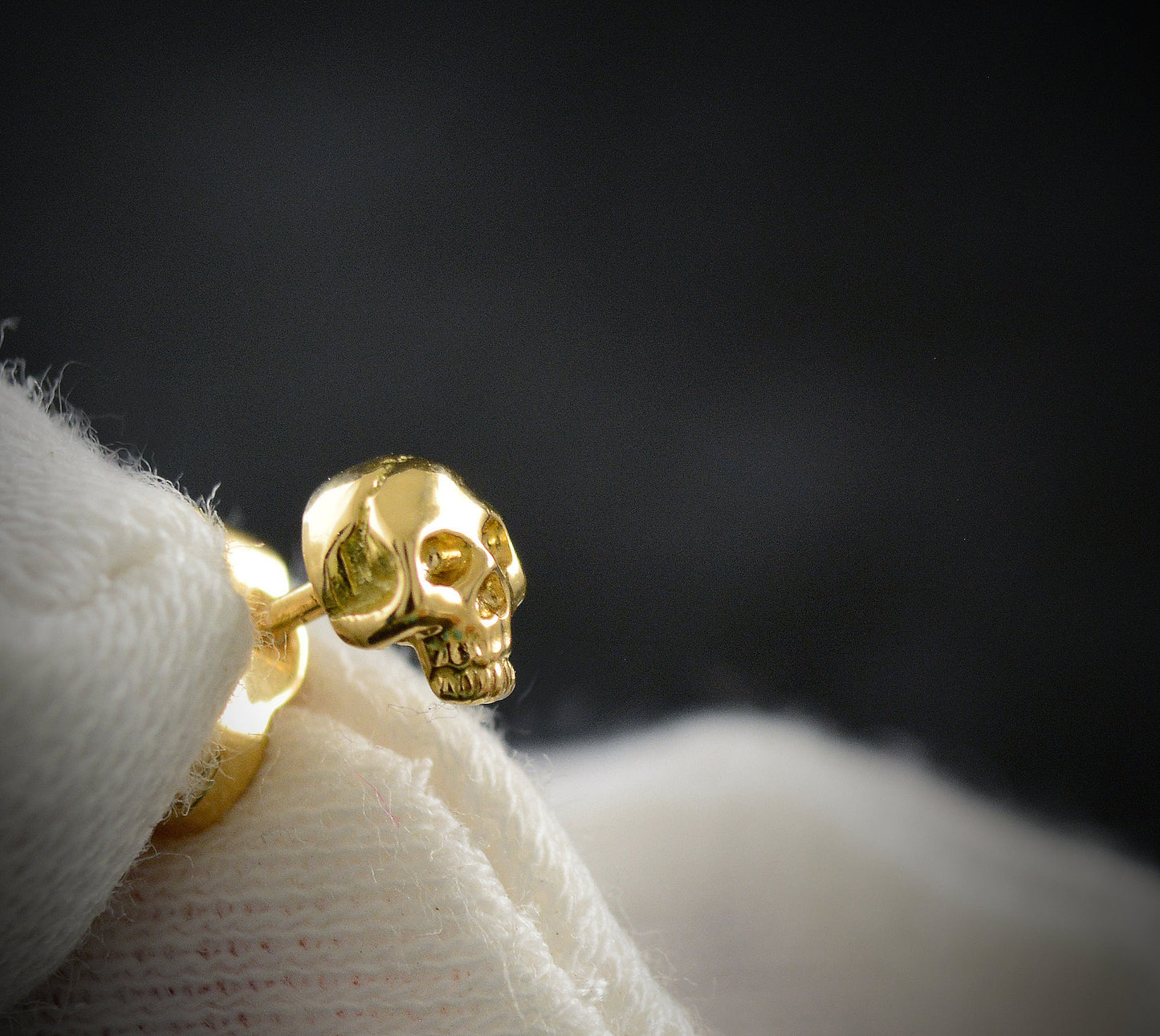 Piercing calavera diminuta en oro sólido de 14k y 18k - D´Cast