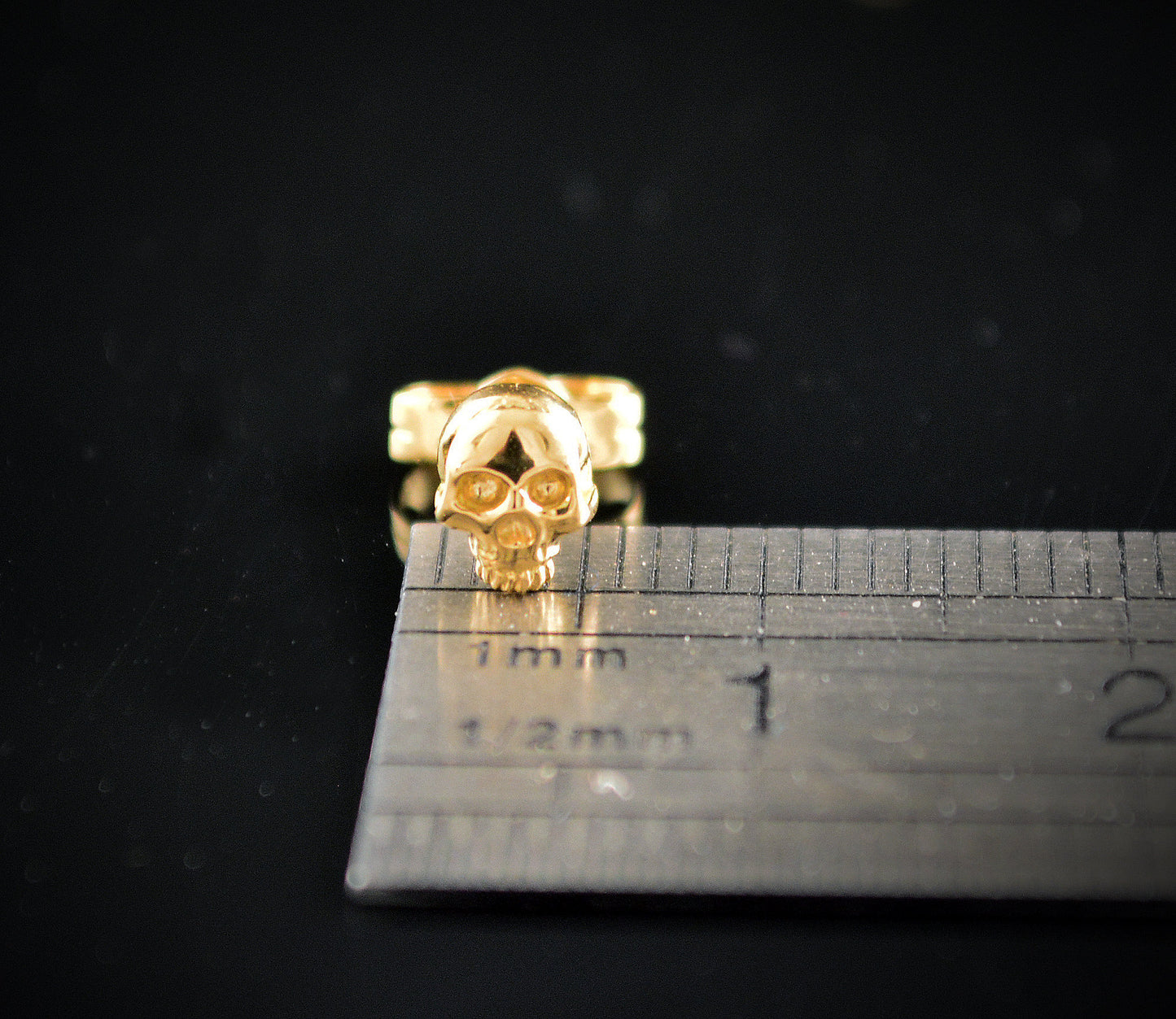 Diamantes Pendiente de calavera diminuta de oro de 14k o 18k, Pendiente de calavera de oro de 18k con piedras naturales - D´Cast
