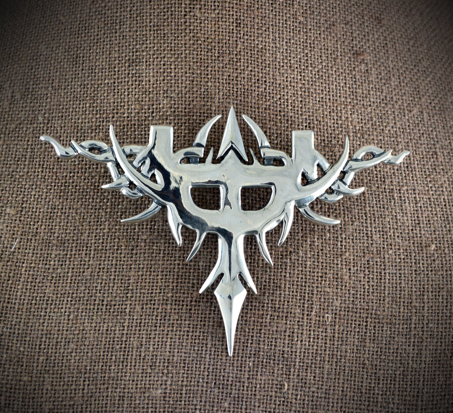 Silberne Brosche, inspiriert vom Emblem des Judas Priest