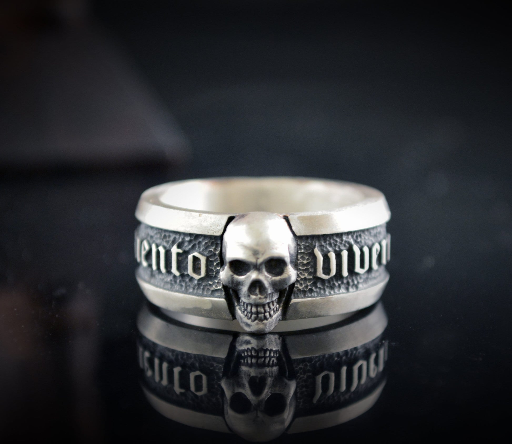 Anillo banda Memento Vivere con calavera en plata de ley maciza, Anillo calavera hombre - D´Cast