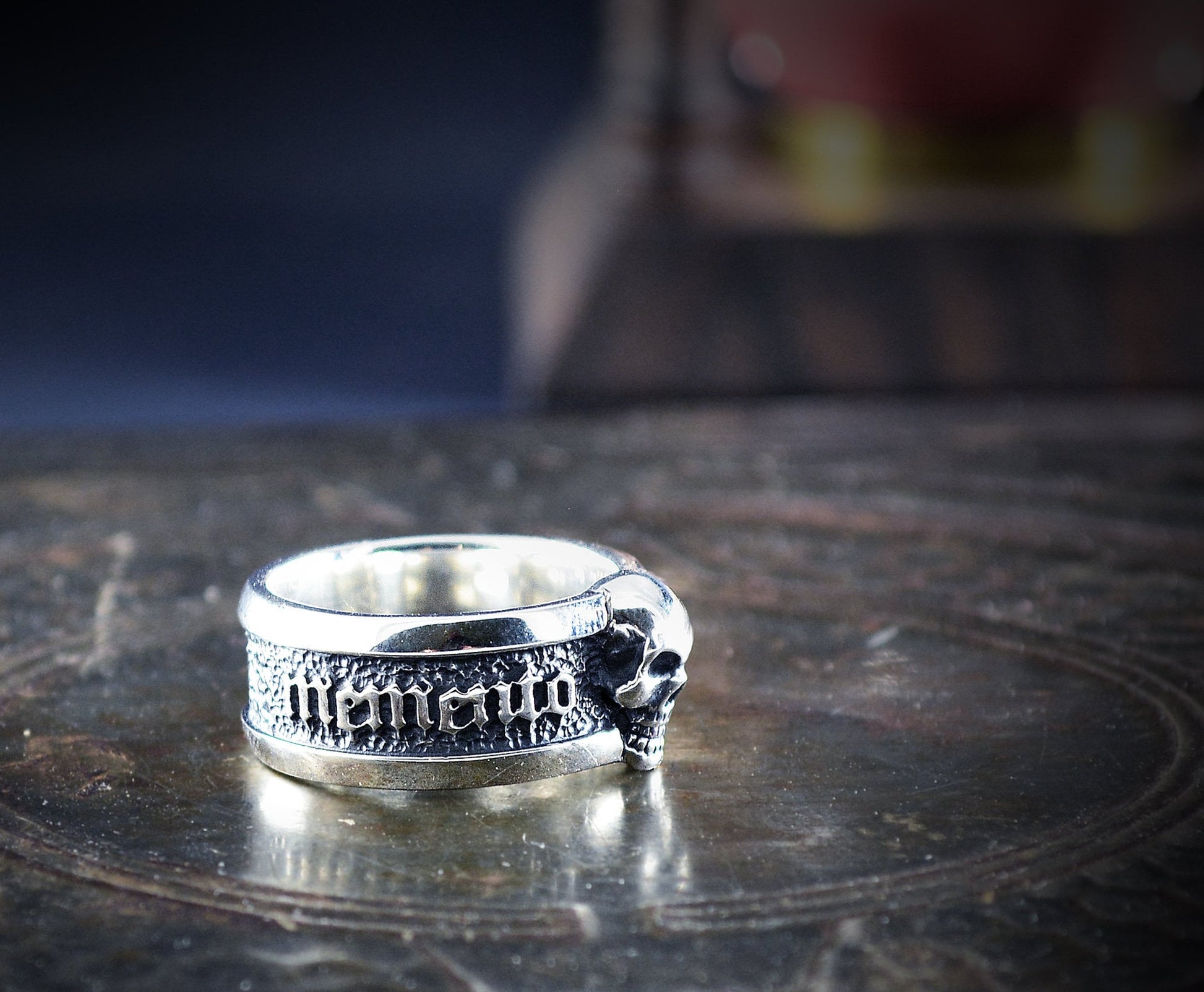 Anillo banda Memento Vivere con calavera en plata de ley maciza, Anillo calavera hombre - D´Cast