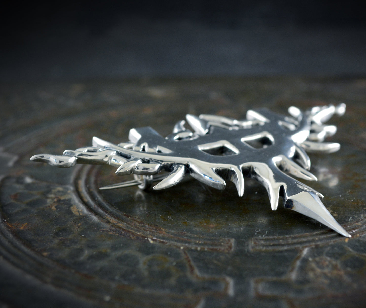 Silberne Brosche, inspiriert vom Emblem des Judas Priest