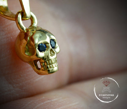 Colgante calavera diminuta en oro 10k, 14k y 18k  con piedras naturales - D´Cast