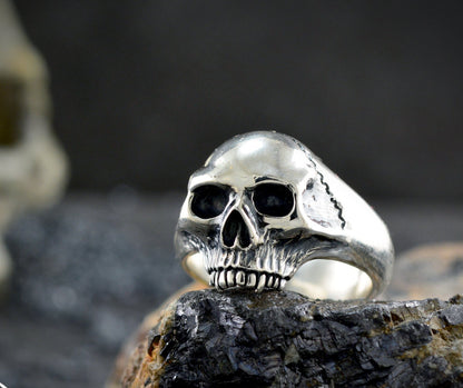 Massiver Silber Memento Mori Totenkopf Ring, Totenkopf Verlobungsring, einzigartiger handgefertigter Ring, Gothic Ehering