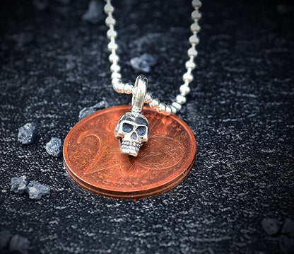 Kleiner Totenkopf-Silberanhänger, menschlicher Totenkopf-Anhänger, handgefertigter Silberanhänger, Urban-Schmuck, Punk-Stil, Unisex-Schmuck