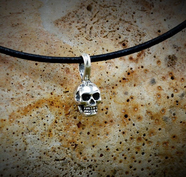 Kleiner Totenkopf-Silberanhänger, menschlicher Totenkopf-Anhänger, handgefertigter Silberanhänger, Urban-Schmuck, Punk-Stil, Unisex-Schmuck