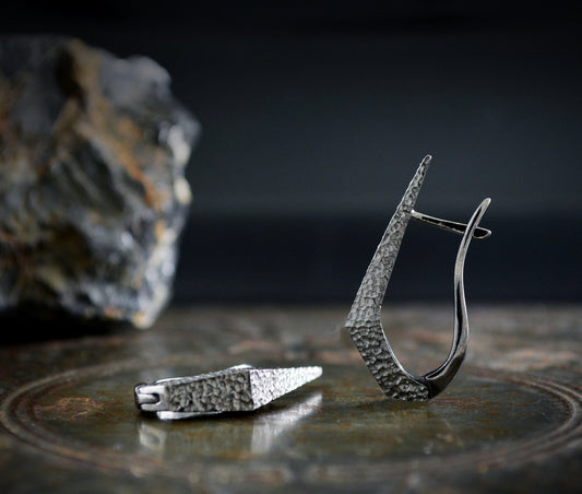 Silver dagger earrings plated in black rhodium and hammered texture, Handmade earring