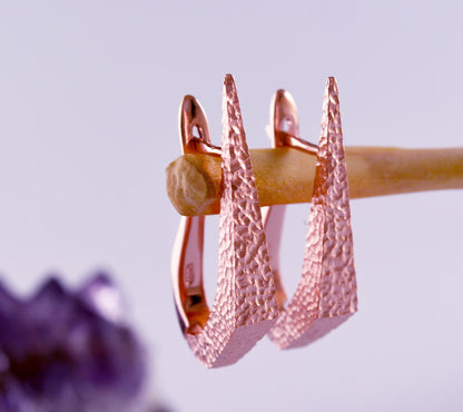 Pendientes daga de plata chapados en oro rosa y textura martillada ,Pendiente artesanal - D´Cast