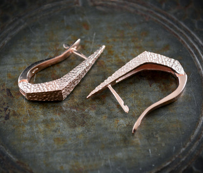 Pendientes daga de plata chapados en oro rosa y textura martillada ,Pendiente artesanal - D´Cast