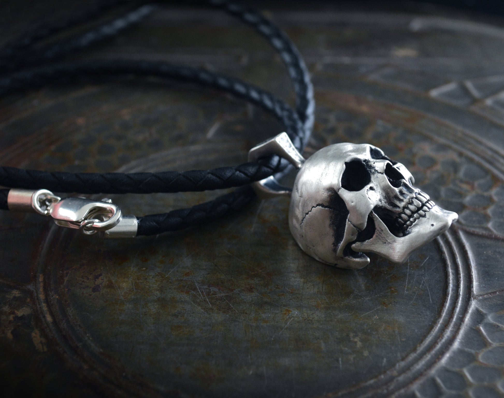 Gran colgante  calavera humana hecha a mano en plata de ley, Memento mori, Colgante motero - D´Cast