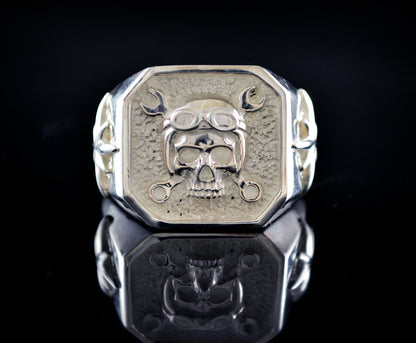 Anillo sello de plata de ley maciza con calavera con casco motorista, Anillo para moteros - D´Cast