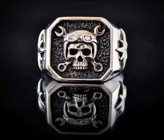 Anillo sello de plata de ley maciza con calavera con casco motorista, Anillo para moteros - D´Cast