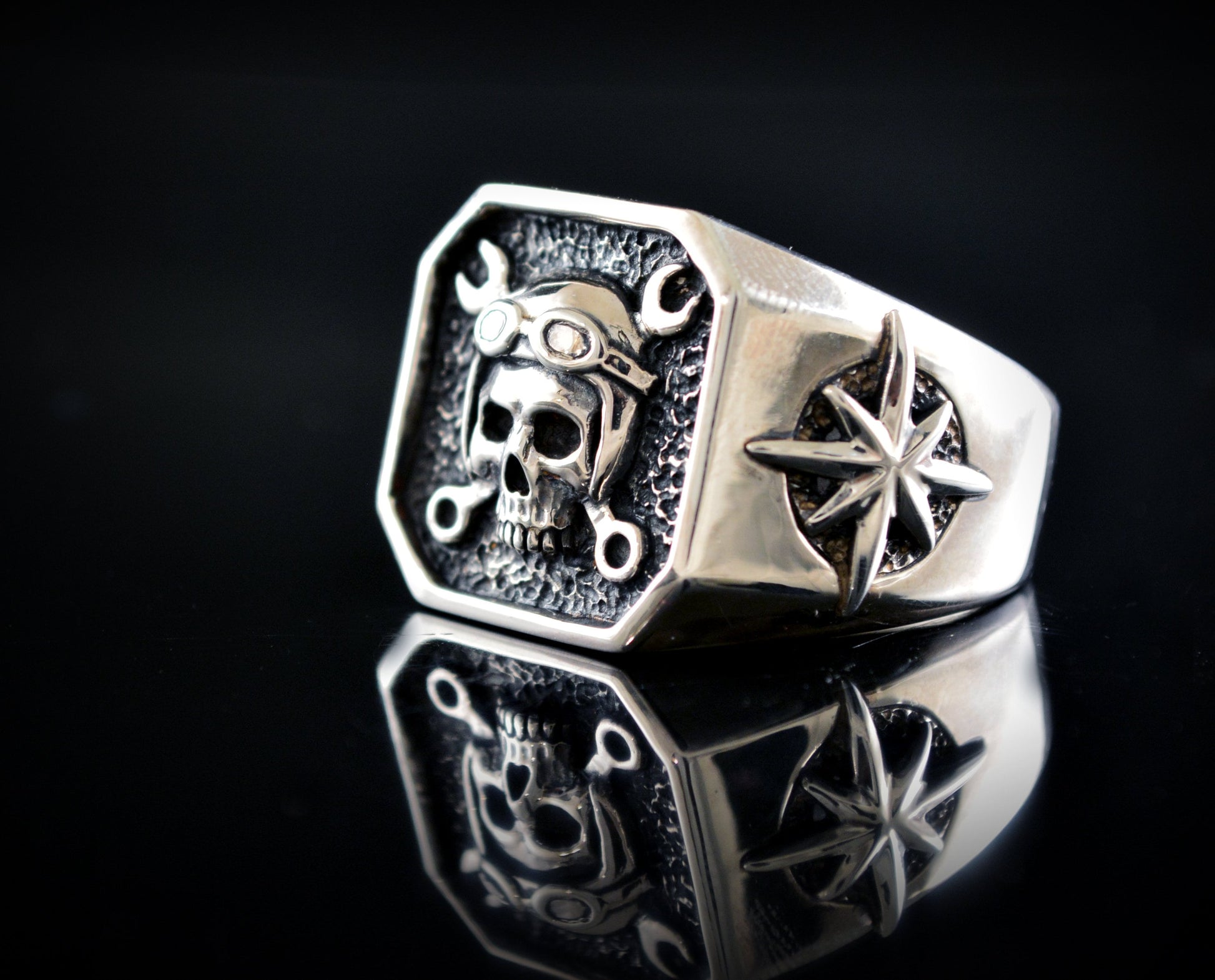 Anillo sello de plata de ley maciza con calavera con casco motorista, Anillo para moteros - D´Cast