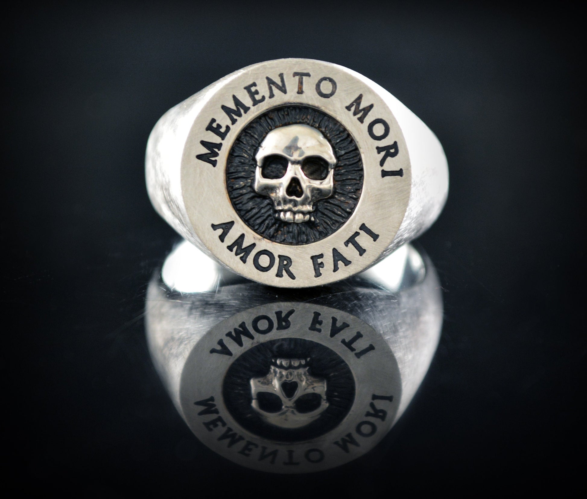 Anillo sello con calavera Memento Mori, Anillo sello hecho a mano en plata de ley, Anillo calavera para hombre - D´Cast