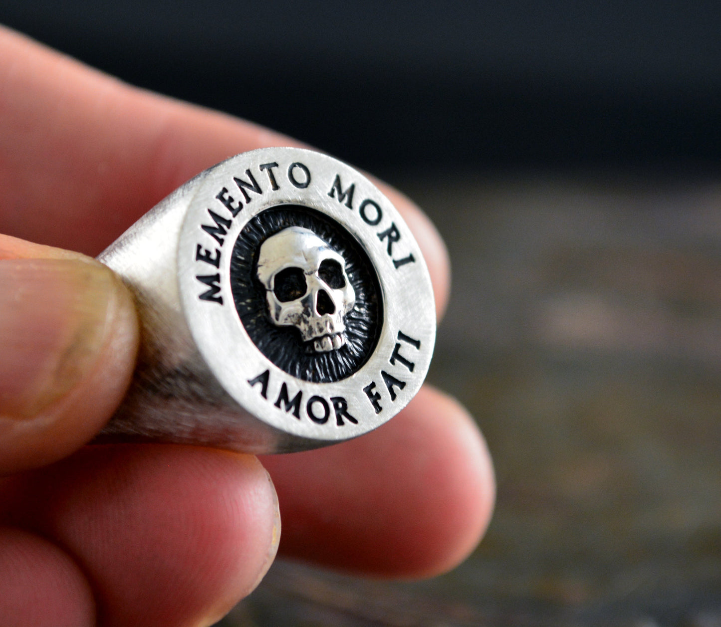 Anillo sello con calavera Memento Mori, Anillo sello hecho a mano en plata de ley, Anillo calavera para hombre - D´Cast