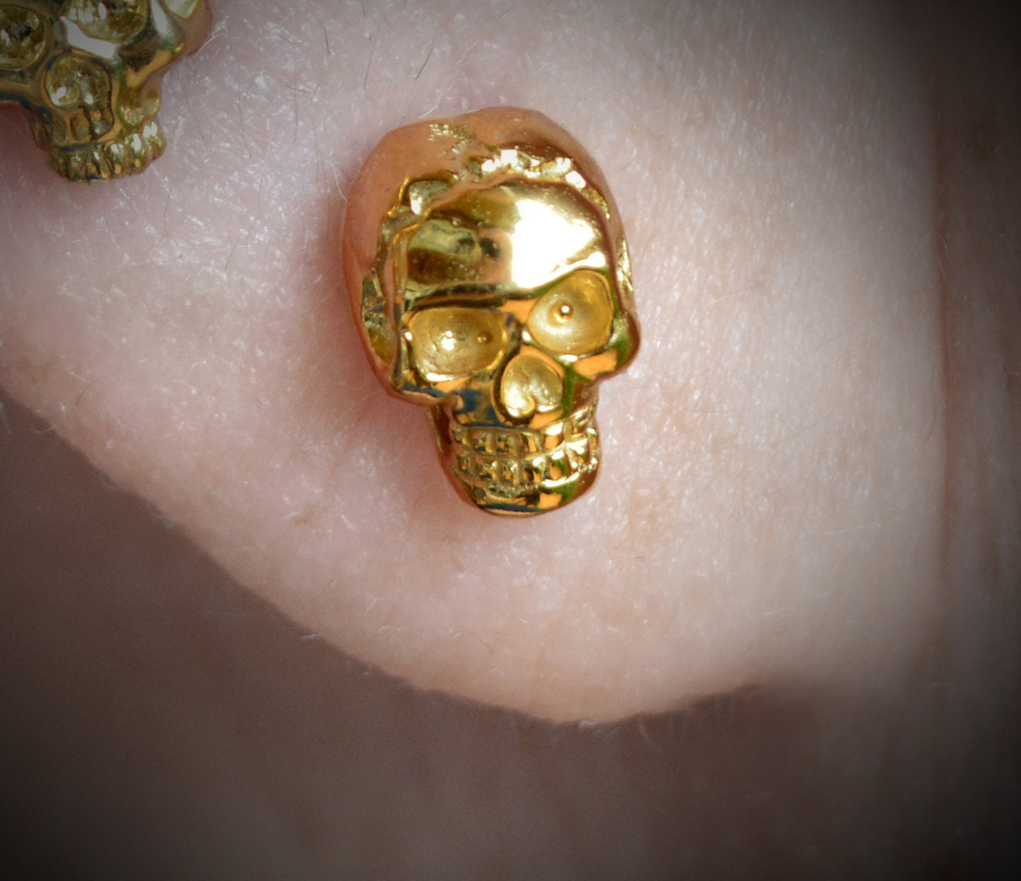 Pendientes de calaveras diminutas hechos a mano en oro de 10k, 14k o 18k, Pendientes para hombre - D´Cast