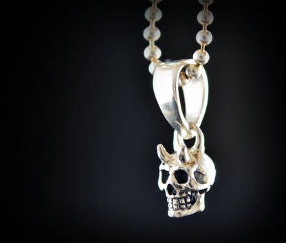 Colgante plata calavera pequeña, Colgante cráneo humano, Colgante plata artesanal, Joyería urbana, Estilo punk, Joyería unisex - D´Cast