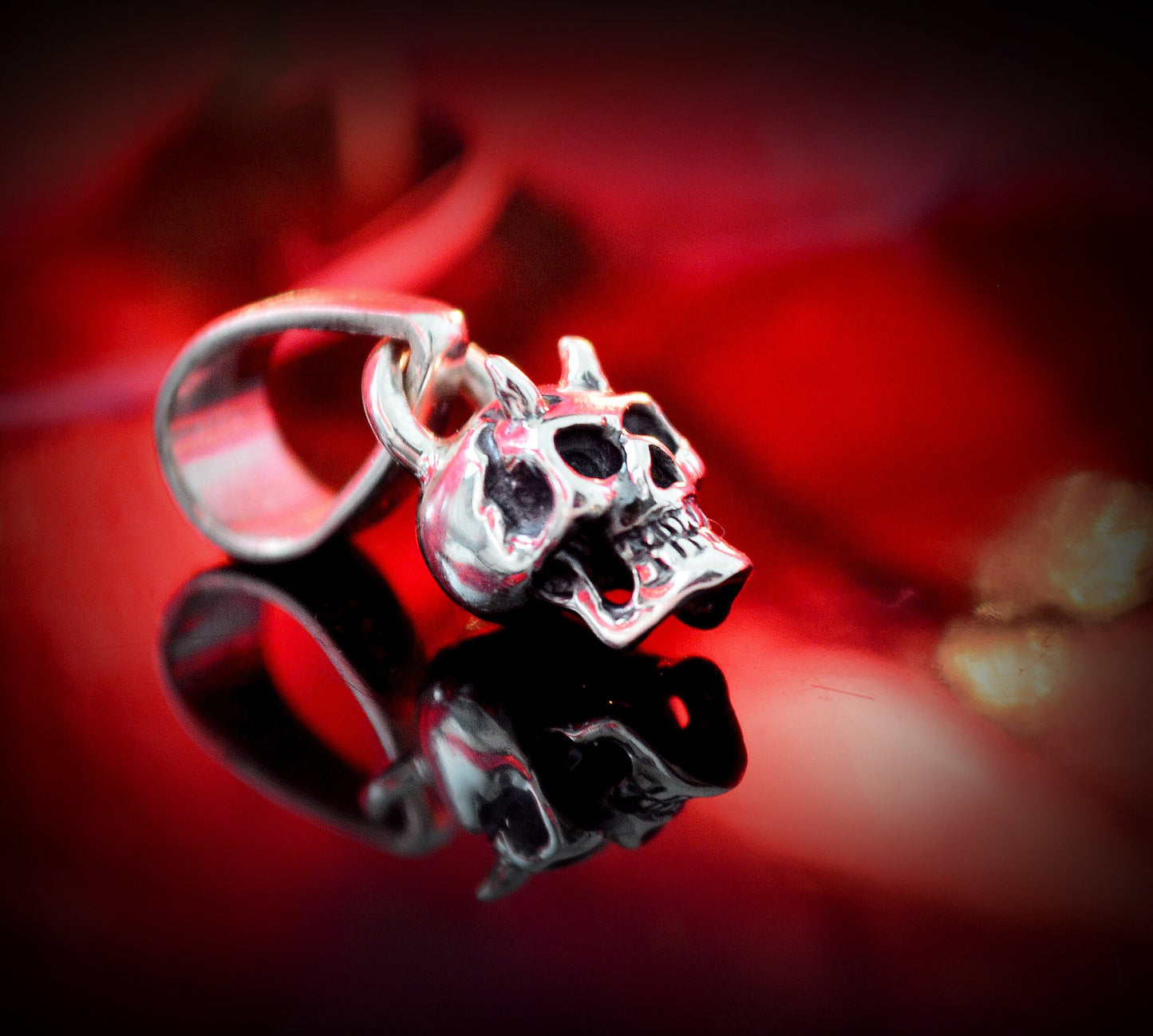 Colgante plata calavera pequeña, Colgante cráneo humano, Colgante plata artesanal, Joyería urbana, Estilo punk, Joyería unisex - D´Cast