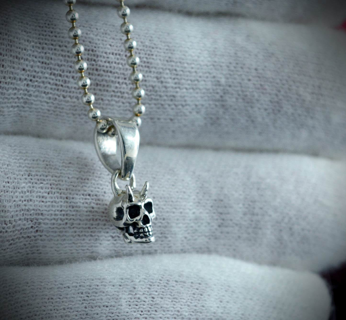 Colgante plata calavera pequeña, Colgante cráneo humano, Colgante plata artesanal, Joyería urbana, Estilo punk, Joyería unisex - D´Cast