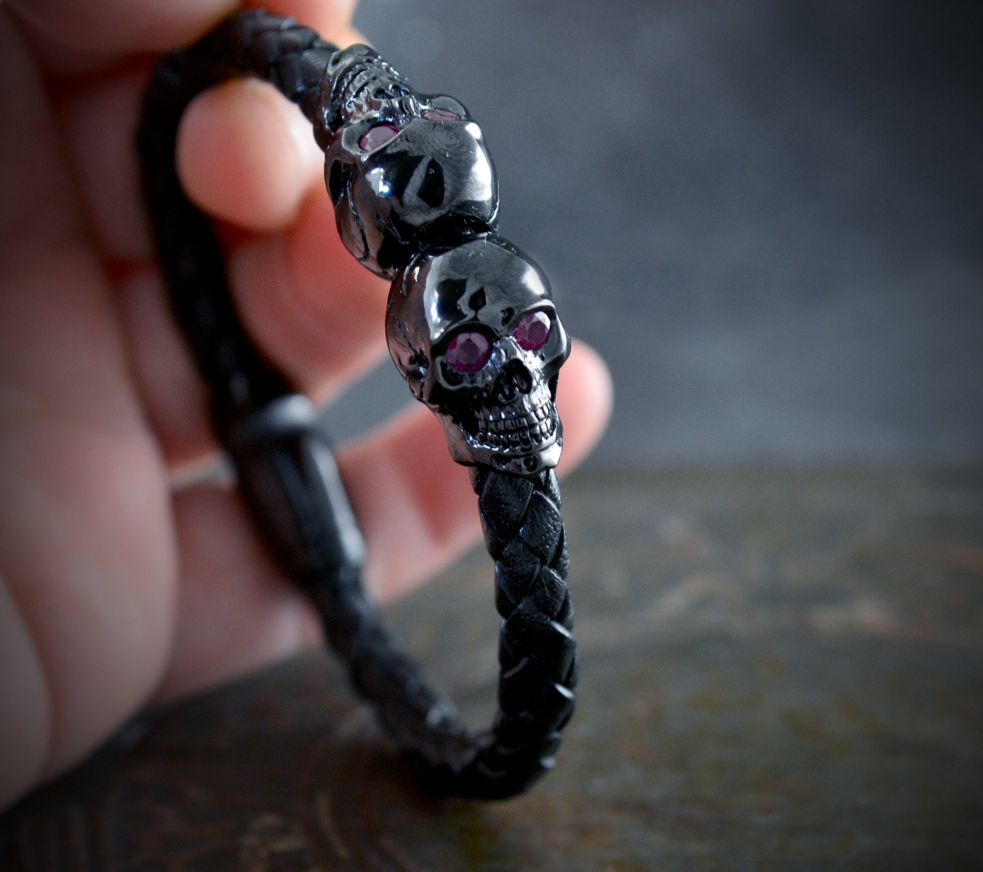 Brazalete con dos calaveras completas hechas a mano en plata de ley - D´Cast