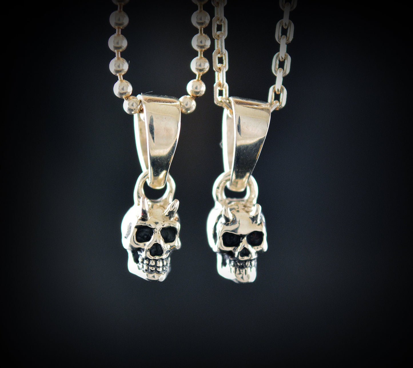 Colgante plata calavera pequeña, Colgante cráneo humano, Colgante plata artesanal, Joyería urbana, Estilo punk, Joyería unisex - D´Cast