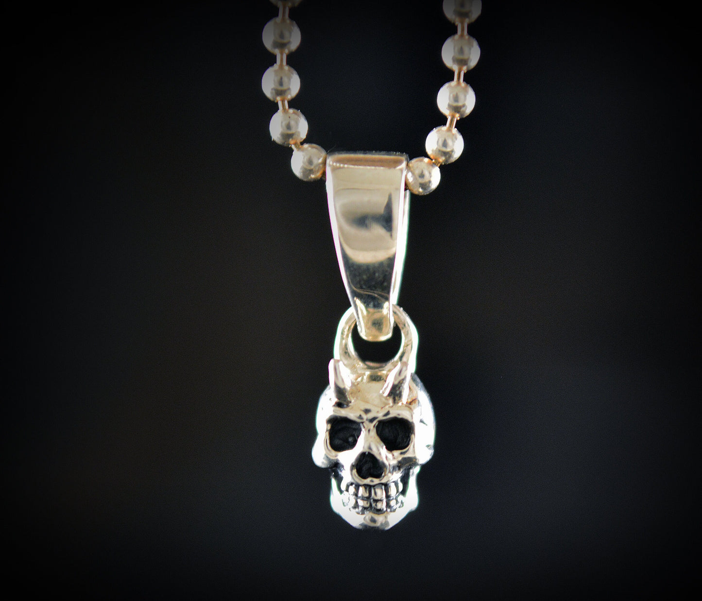 Colgante plata calavera pequeña, Colgante cráneo humano, Colgante plata artesanal, Joyería urbana, Estilo punk, Joyería unisex - D´Cast