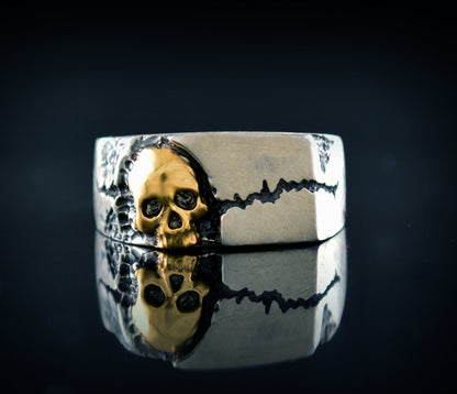 Totenkopf-Siegelring aus 925er Silber, Siegelring mit gebrochener Felsstruktur, Herrenschmuck, handgefertigter Ring
