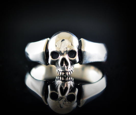 Solitario con calavera pequeña hecho a mano en plata maciza, Memento Mori, Anillo de compromiso de calavera - D´Cast