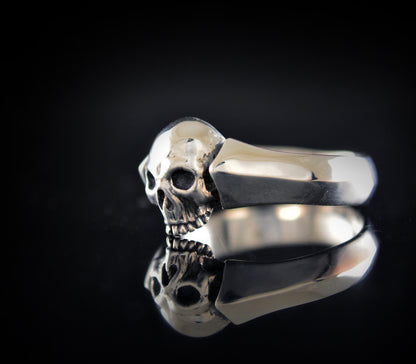 Solitario con calavera pequeña hecho a mano en plata maciza, Memento Mori, Anillo de compromiso de calavera - D´Cast