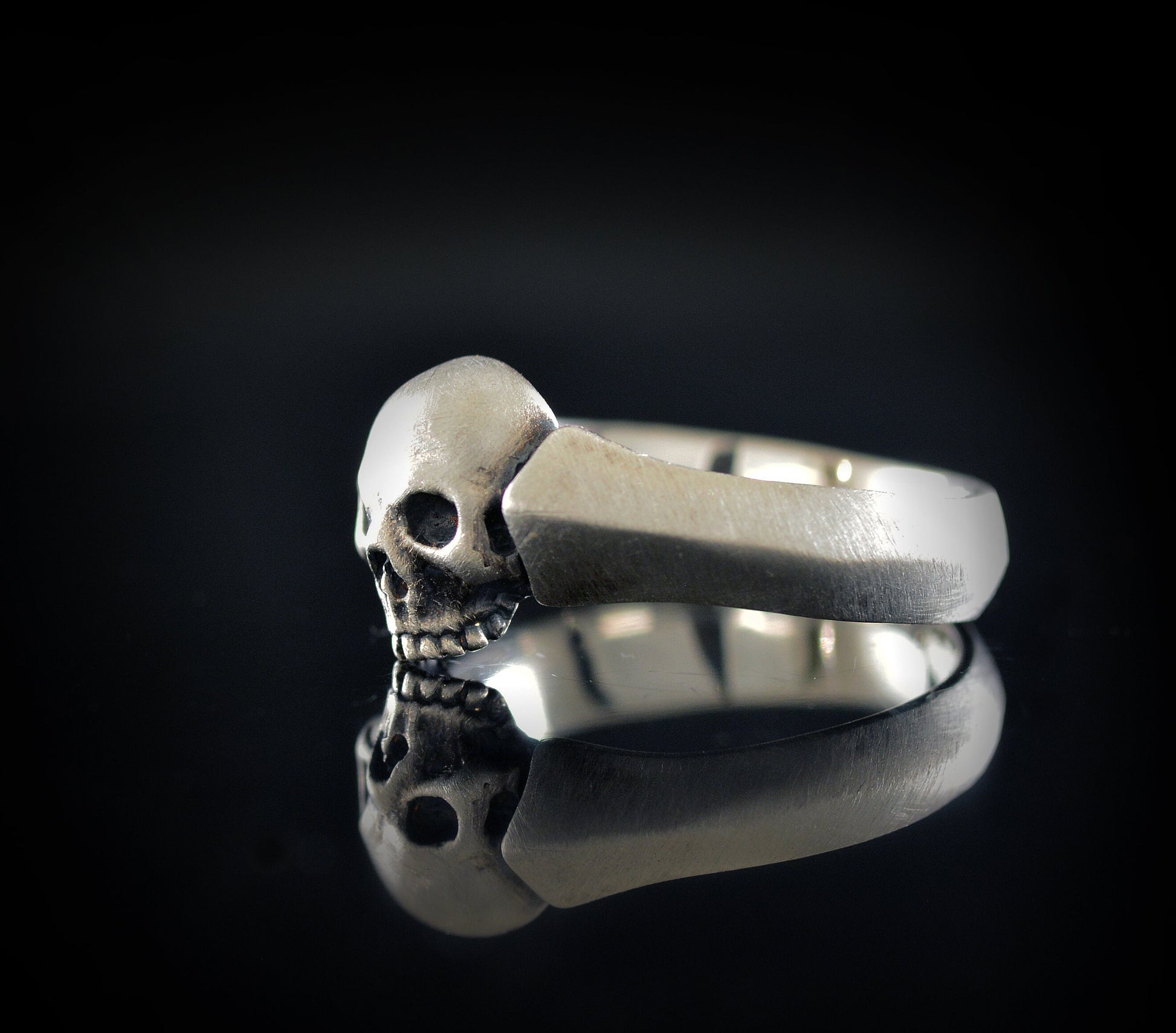 Solitario con calavera pequeña hecho a mano en plata maciza, Memento Mori, Anillo de compromiso de calavera - D´Cast