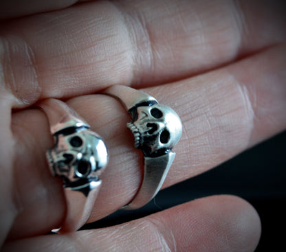 Solitario con calavera pequeña hecho a mano en plata maciza, Memento Mori, Anillo de compromiso de calavera - D´Cast