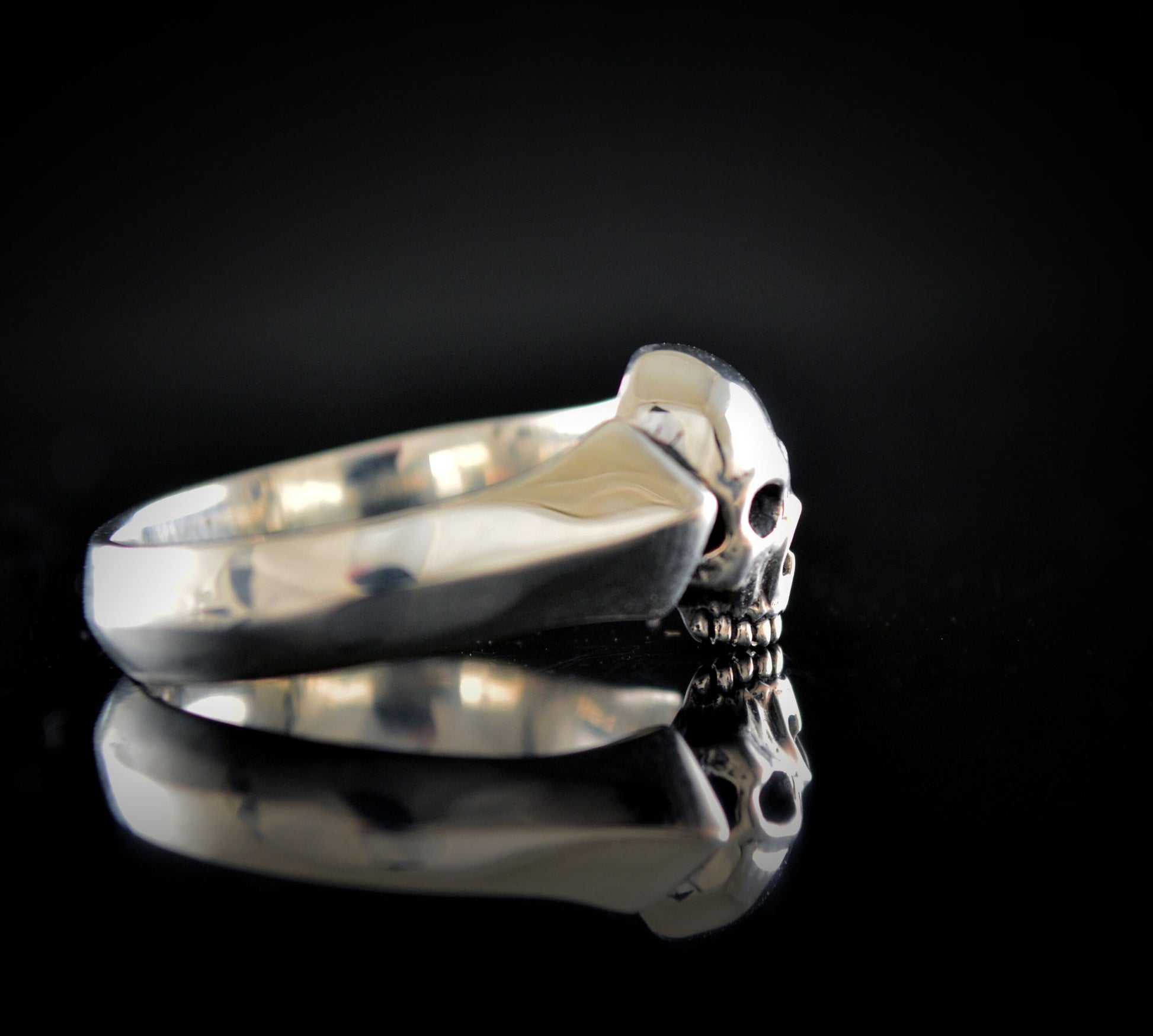 Solitario con calavera pequeña hecho a mano en plata maciza, Memento Mori, Anillo de compromiso de calavera - D´Cast