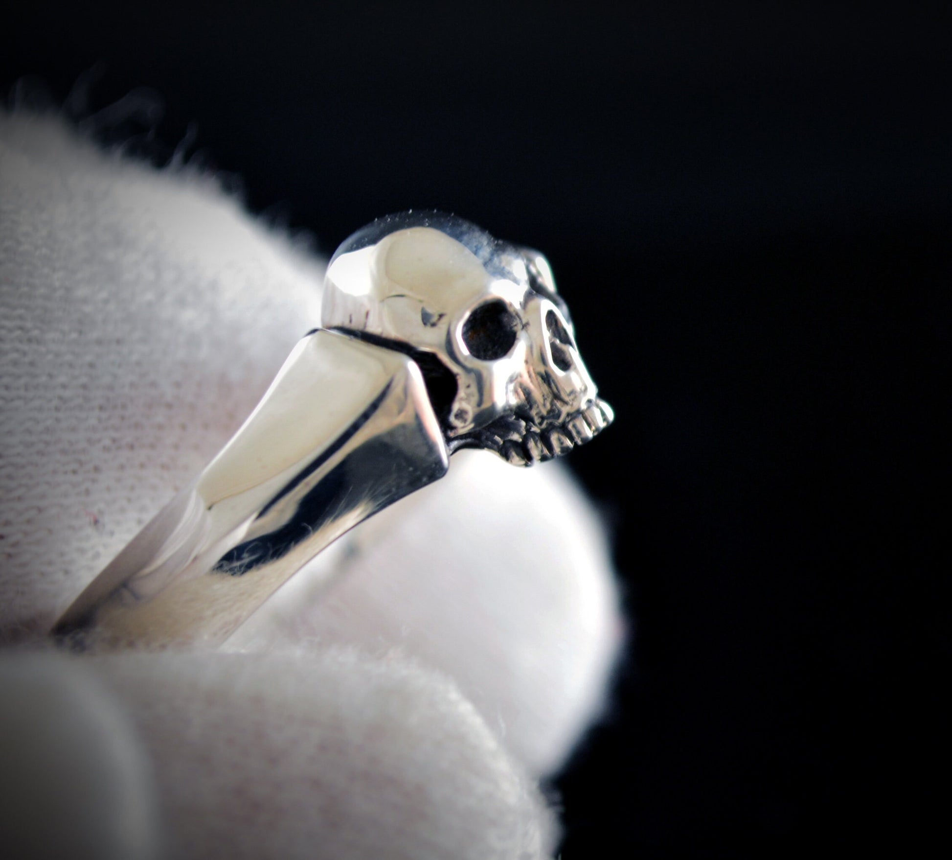 Solitario con calavera pequeña hecho a mano en plata maciza, Memento Mori, Anillo de compromiso de calavera - D´Cast