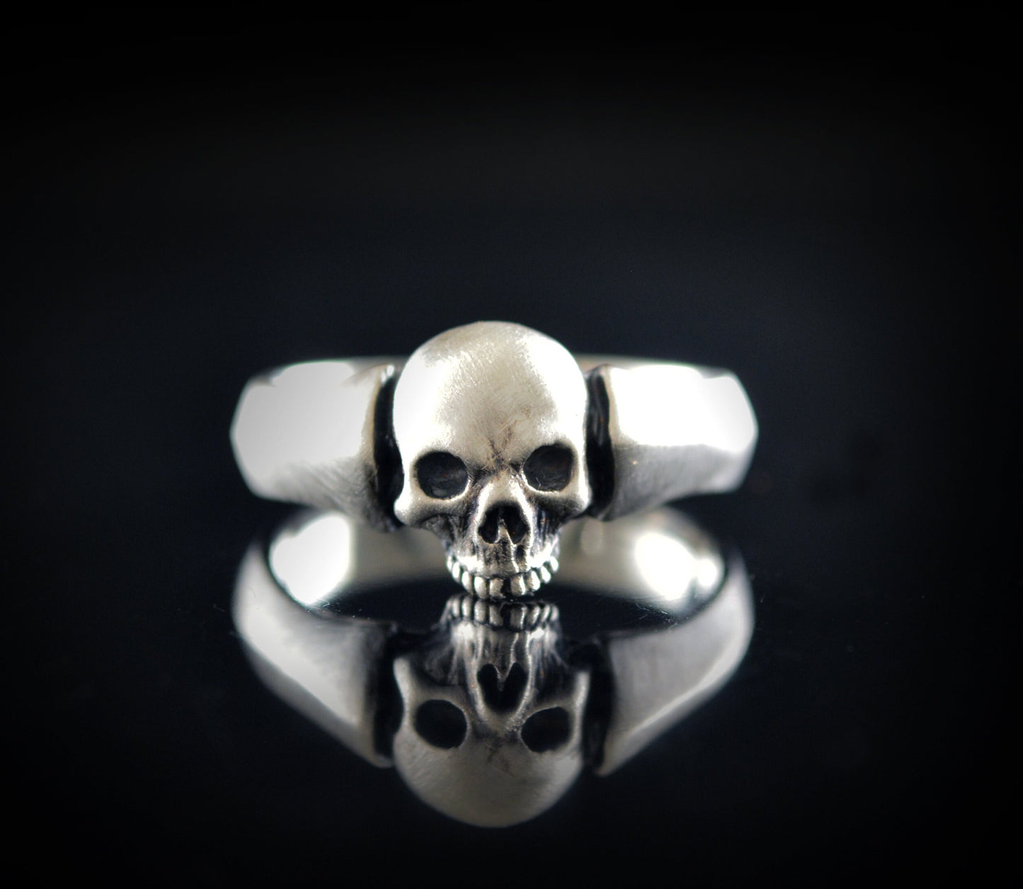 Solitario con calavera pequeña hecho a mano en plata maciza, Memento Mori, Anillo de compromiso de calavera - D´Cast