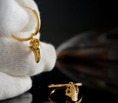 Aros cráneo de cuervo diminuto en oro, Pendientes góticos oro 10k,14k y 18k, Pequeños pendientes vikingos - D´Cast