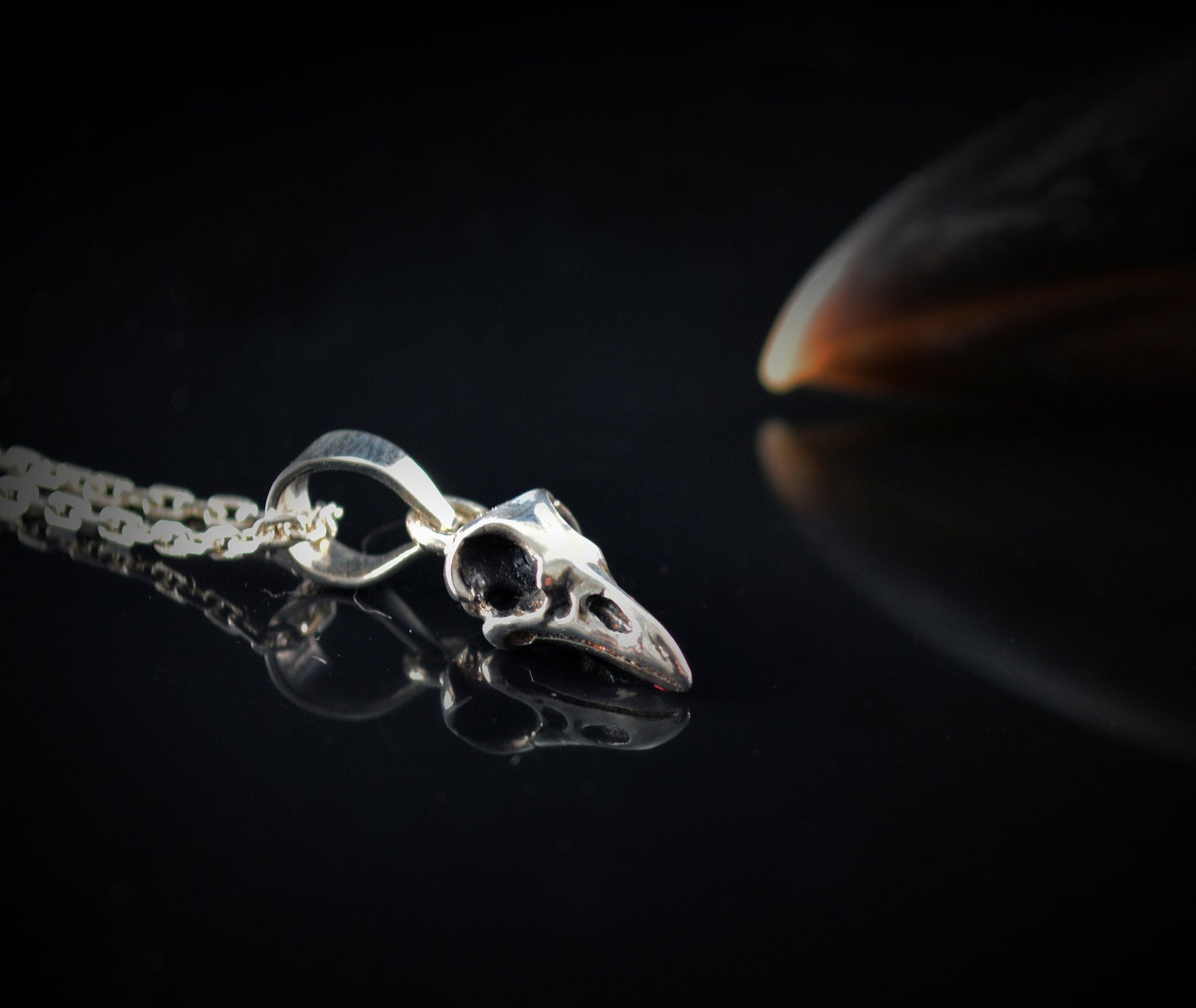 Colgante cráneo de cuervo diminuto en oro macizo de 10k, 14k o 18k - D´Cast