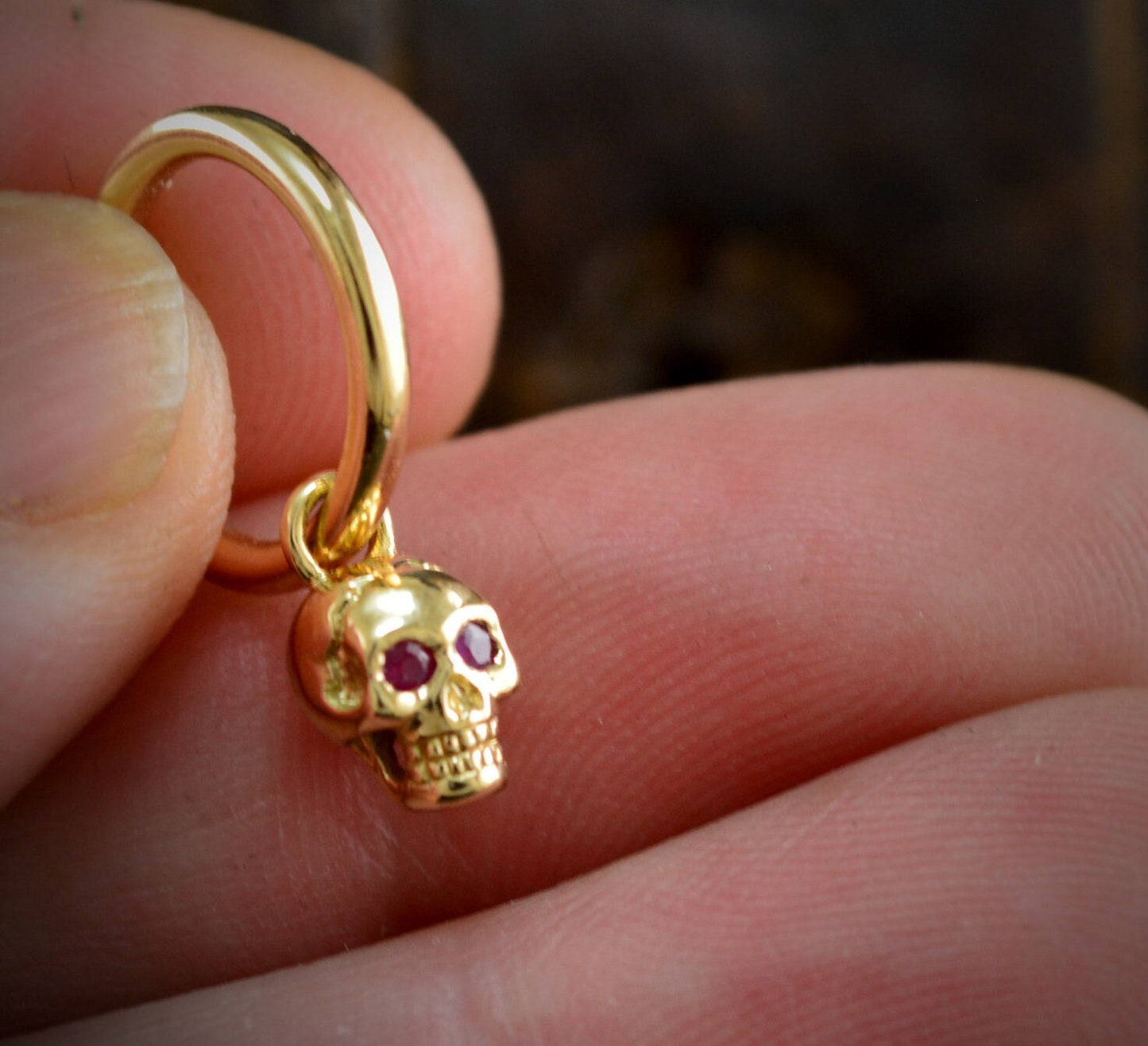 Aros calavera diminuta de oro 14k y 18k para hombre y mujer - D´Cast