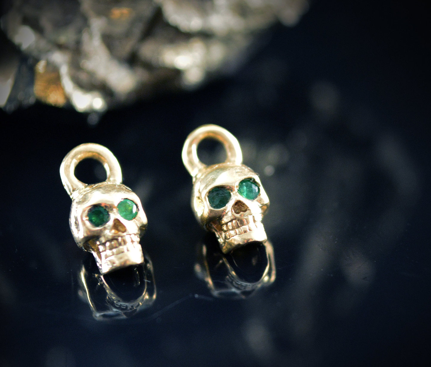 Aros calavera diminuta de oro 14k y 18k para hombre y mujer - D´Cast