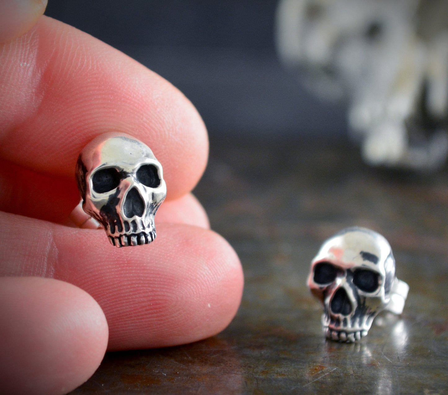 Pendientes calavera Memento mori en plata de ley maciza