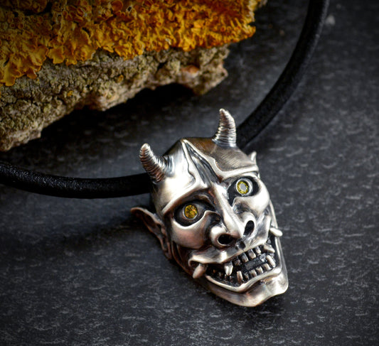 Colgante Demonio Oni de Japón en plata de ley y piedras naturales, Collar  máscara de Hannya - D´Cast