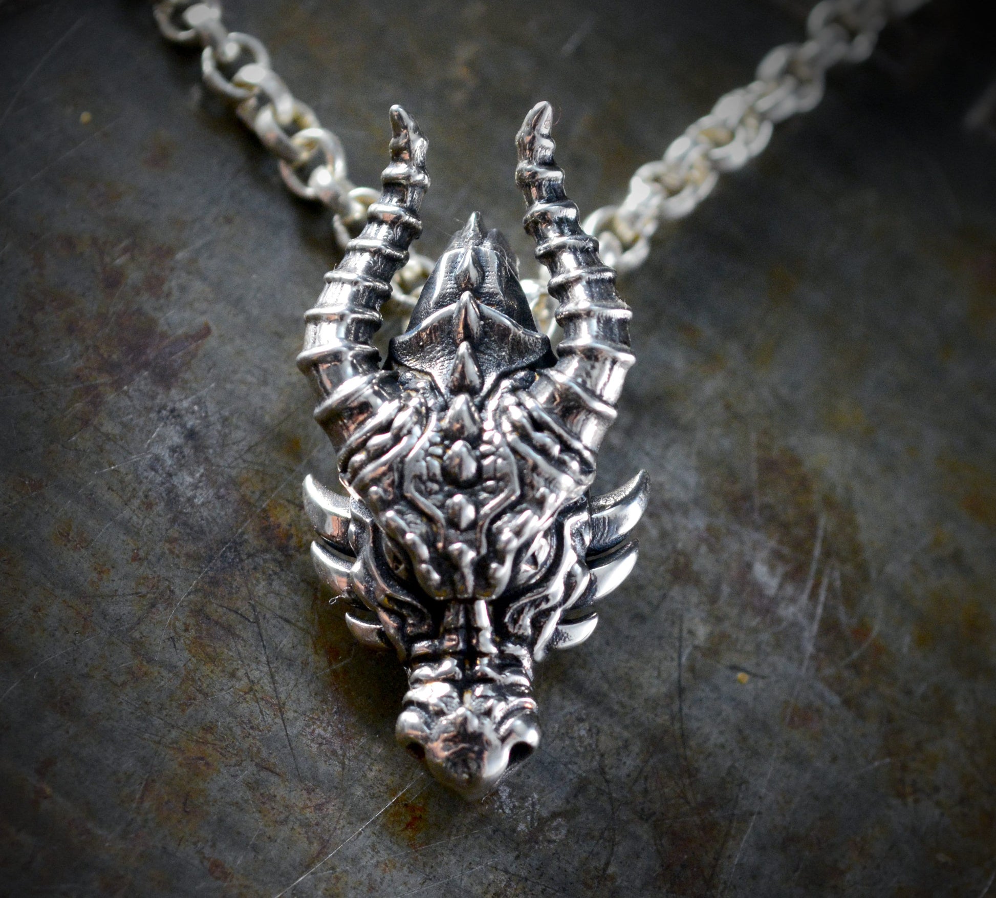 Colgante cabeza de dragón hecho a mano en plata de ley maciza - D´Cast