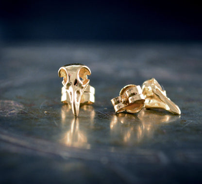 Pendientes cráneo de cuervo diminuto en oro, Pendientes góticos oro 10k, 14k y 18k, Pequeños pendientes vikingos - D´Cast