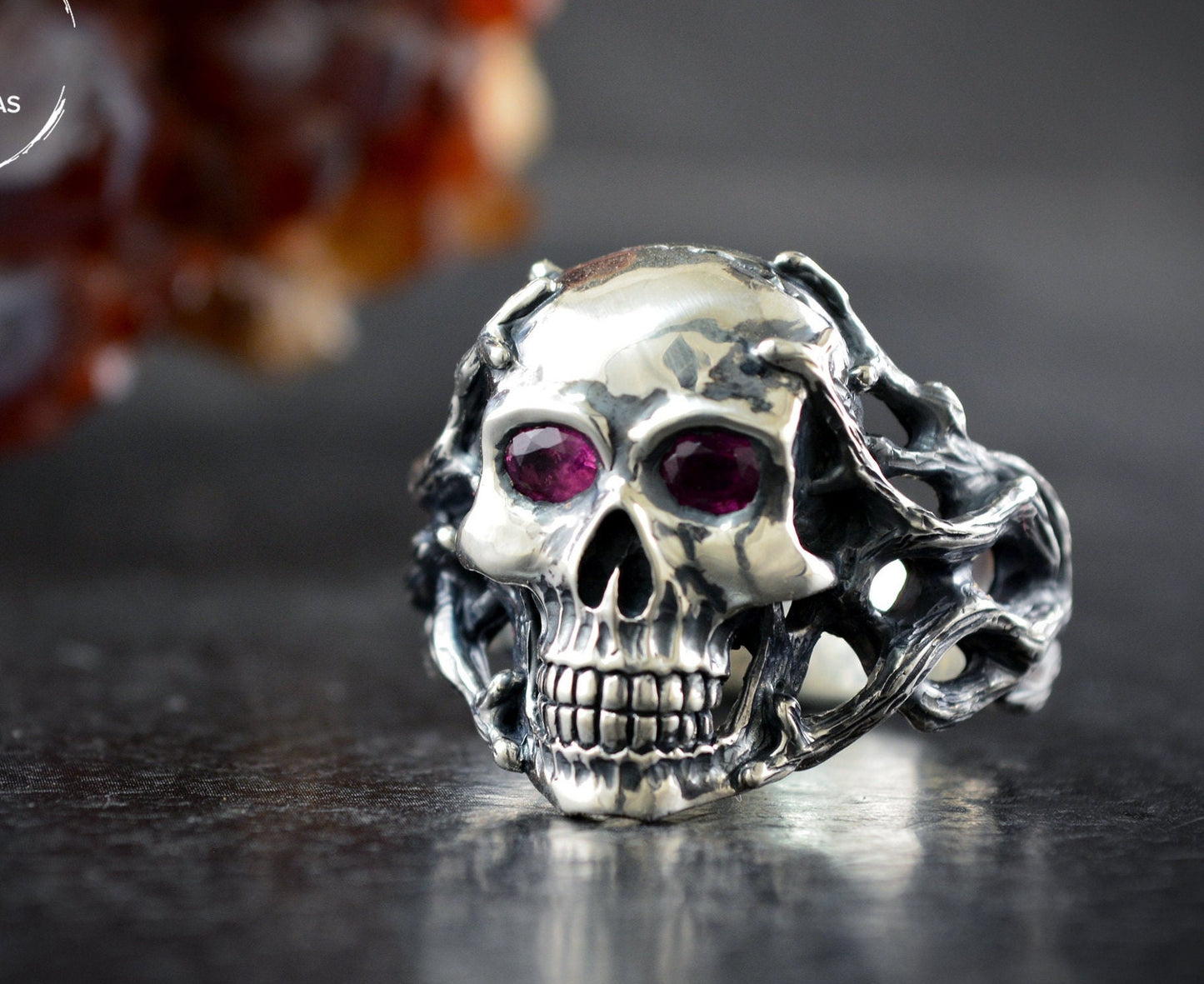 Anillo calavera Cthulhu de plata maciza con rubíes naturales y texturas rústicas, anillo Memento mori - D´Cast