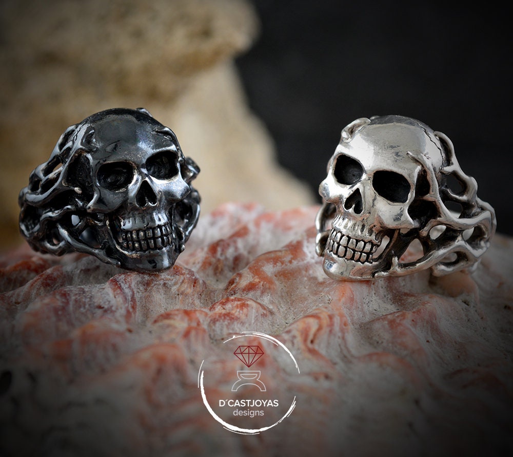 Anillo calavera Cthulhu de plata maciza con rubíes naturales y texturas rústicas, anillo Memento mori - D´Cast